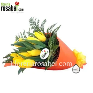 hermoso ramo de 10 tulipanes amarillos  Super Yellow 10! envuelto en fino papel y lazo decorativo.