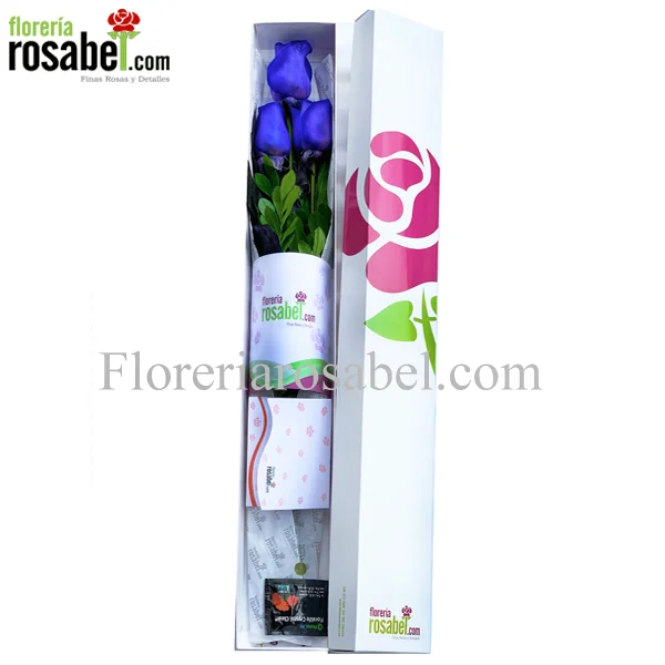 caja blanca con 3 rosas azules
