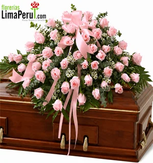 Manto fúnebre de 48 rosas rosadas para ataúd con delivery en Lima
