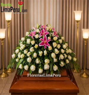 Manto fúnebre de rosas blancas y lirios rosados para ataúd