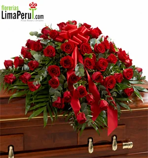 Manto fúnebre de rosas rojas para ataúd con follajes verdes