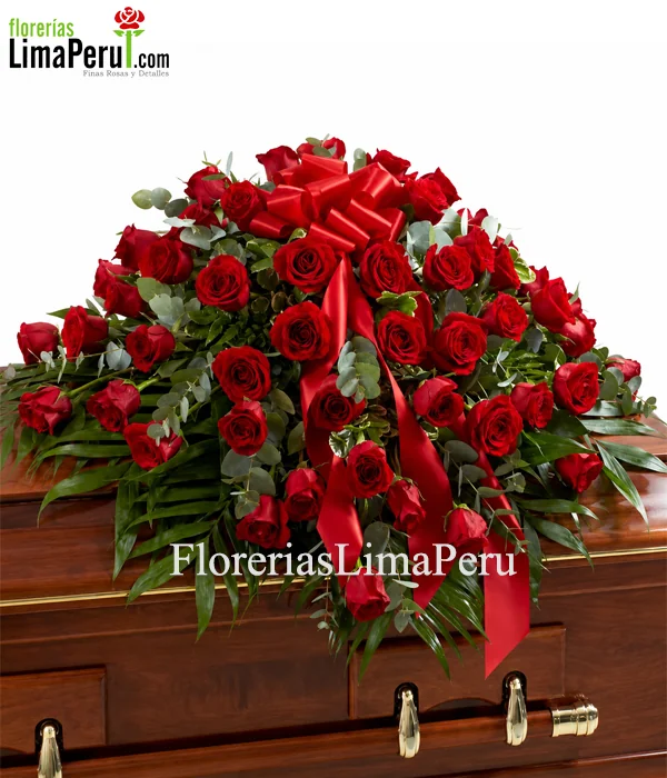 Manto fúnebre de rosas rojas para ataúd con follajes verdes